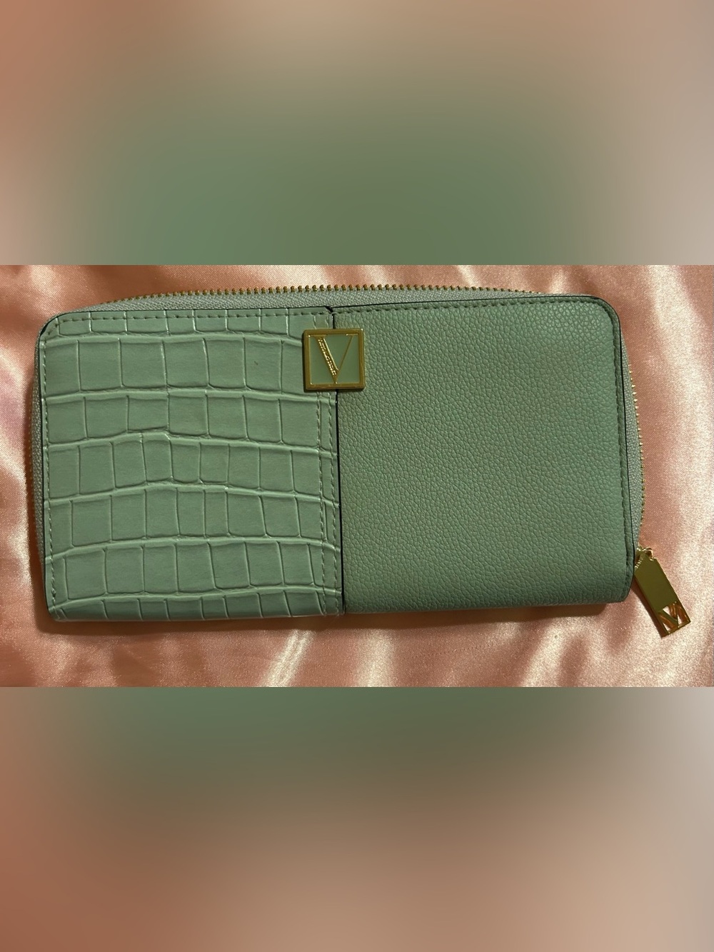 Victoria Secret Zippered Women's Wallet in Olive Green